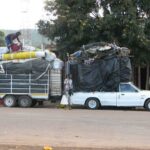 Um camião carregado de mercadorias para atravessar a fronteira com o Zimbabué