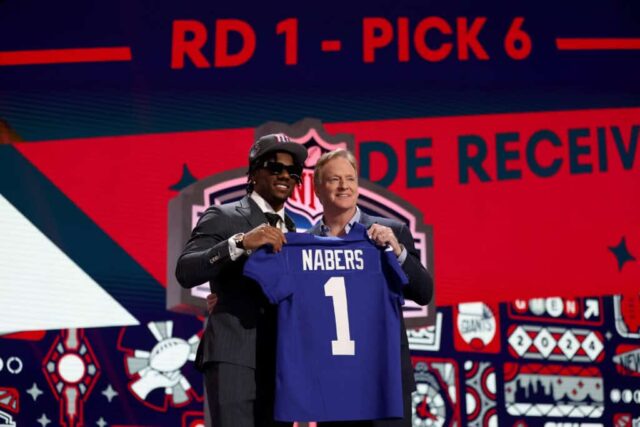 DETROIT, MICHIGAN - 25 DE ABRIL: (LR) Malik Nabers posa com o comissário da NFL Roger Goodell depois de ser selecionado em sexto lugar geral pelo New York Giants durante a primeira rodada do Draft da NFL de 2024 no Campus Martius Park e Hart Plaza em 25 de abril de 2024 em Detroit, Michigan.