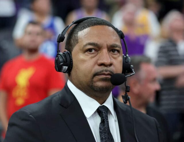 O analista da ESPN NBA, Mark Jackson, representa o hino nacional americano antes de um jogo de pré-temporada entre o Minnesota Timberwolves e o Los Angeles Lakers na T-Mobile Arena em 6 de outubro de 2022 em Las Vegas, Nevada.  Os Timberwolves derrotaram o Lakers por 114-99.  NOTA AO USUÁRIO: O Usuário reconhece e concorda expressamente que, ao baixar e/ou usar esta fotografia, o Usuário está concordando com os termos e condições do Contrato de Licença da Getty Images.