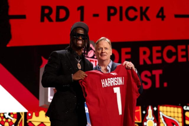 DETROIT, MICHIGAN - 25 DE ABRIL: (LR) Marvin Harrison Jr. posa com o comissário da NFL Roger Goodell depois de ser selecionado em quarto lugar geral pelo Arizona Cardinals durante a primeira rodada do Draft da NFL de 2024 no Campus Martius Park e Hart Plaza em 25 de abril de 2024 em Detroit, Michigan.