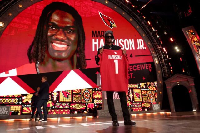 DETROIT, MICHIGAN - 25 DE ABRIL: Marvin Harrison Jr. comemora depois de ser selecionado em quarto lugar geral pelo Arizona Cardinals durante a primeira rodada do Draft da NFL de 2024 no Campus Martius Park e Hart Plaza em 25 de abril de 2024 em Detroit, Michigan. 