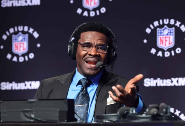 LAS VEGAS, NEVADA - 08 DE FEVEREIRO: Michael Irvin fala no SiriusXM no Super Bowl LVIII em 8 de fevereiro de 2024 em Las Vegas, Nevada.