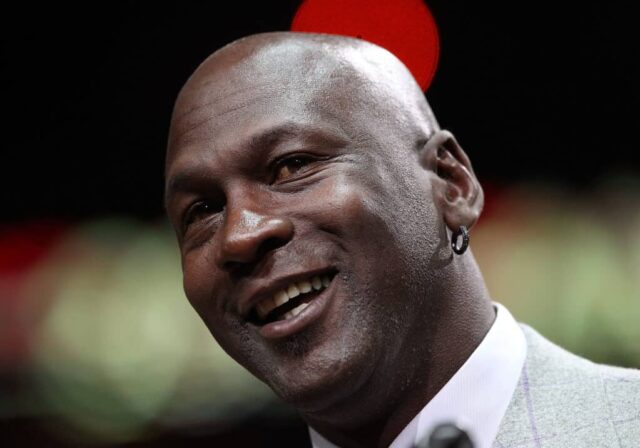 O ex-jogador Michael Jordan do Chicago Bulls se dirige à multidão durante a cerimônia de reconhecimento do 20º aniversário do primeiro campeonato da NBA dos Bulls em 1991, durante o intervalo de um jogo entre os Bulls e o Utah Jazz no United Center em 12 de março de 2011 em Chicago , Illinois.  NOTA AO USUÁRIO: O Usuário reconhece e concorda expressamente que, ao baixar e/ou usar esta fotografia, o Usuário está concordando com os termos e condições do Contrato de Licença da Getty Images.