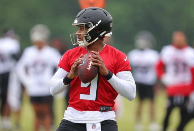 FLOWERY BRANCH, GEÓRGIA - 14 DE MAIO: O quarterback Michael Penix Jr. # 9 do Atlanta Falcons faz exercícios durante os treinos fora de temporada da OTA no centro de treinamento do Atlanta Falcons em 14 de maio de 2024 em Flowery Branch, Geórgia.