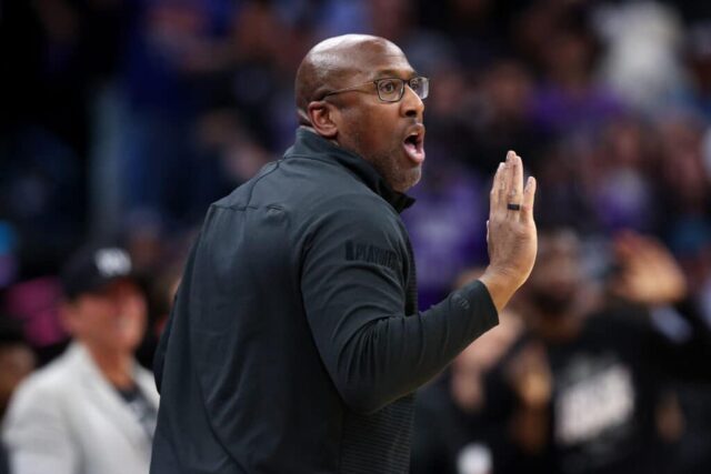 O técnico do Sacramento Kings, Mike Brown, reage a uma ligação durante o jogo contra o Golden State Warriors durante o segundo jogo dos playoffs da primeira rodada da Conferência Oeste no Golden 1 Center em 17 de abril de 2023 em Sacramento, Califórnia.  NOTA AO USUÁRIO: O Usuário reconhece e concorda expressamente que, ao baixar e/ou usar esta fotografia, o Usuário está concordando com os termos e condições do Contrato de Licença da Getty Images.