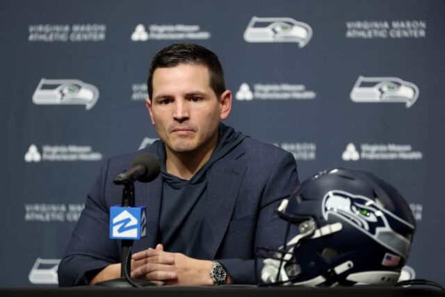 RENTON, WASHINGTON - 01 DE FEVEREIRO: Mike Macdonald como Macdonald fala à mídia ao ser nomeado o novo técnico do Seattle Seahawks no Virginia Mason Athletic Center em 01 de fevereiro de 2024 em Renton, Washington.