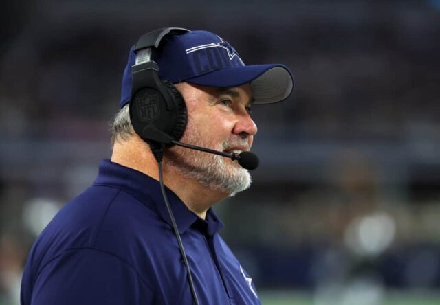 Mike McCarthy, técnico do Dallas Cowboys, assiste ao jogo do lado de fora contra o Las Vegas Raiders em um jogo de pré-temporada no AT&T Stadium em 26 de agosto de 2023 em Arlington, Texas.