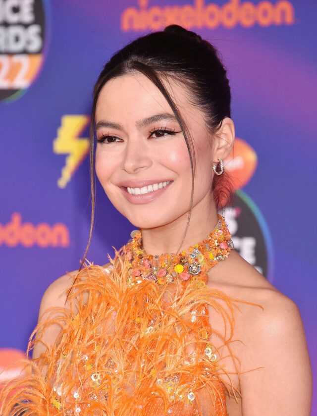 Miranda Cosgrove posando no Nickelodeon Kids' Choice Awards 2022