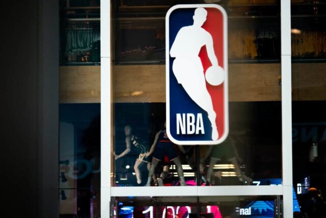 Um logotipo da NBA é exibido na loja da NBA na 5ª Avenida em 12 de março de 2020 na cidade de Nova York.  A National Basketball Association disse que suspenderia todos os jogos depois que o jogador Rudy Gobert, do Utah Jazz, testou positivo para o Coronavírus (COVID-19).