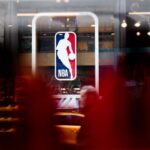 O logotipo da NBA é exibido na loja NBA da 5th Avenue em 12 de março de 2020 na cidade de Nova York.  A National Basketball Association disse que suspenderia todos os jogos depois que o jogador Rudy Gobert, do Utah Jazz, testou positivo para o Coronavírus (COVID-19).