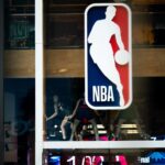Um logotipo da NBA é exibido na loja da NBA na 5ª Avenida em 12 de março de 2020 na cidade de Nova York.  A National Basketball Association disse que suspenderia todos os jogos depois que o jogador Rudy Gobert, do Utah Jazz, testou positivo para o Coronavírus (COVID-19).
