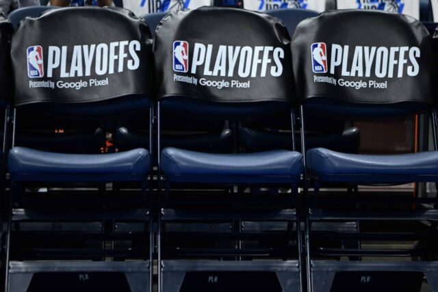 OKLAHOMA CITY, OKLAHOMA - 07 DE MAIO: Uma visão geral do logotipo dos playoffs é vista em uma cadeira antes do primeiro jogo dos playoffs da segunda rodada da Conferência Oeste entre o Dallas Mavericks e o Oklahoma City Thunder no Paycom Center em 07 de maio de 2024 em Oklahoma Cidade, Oklahoma.  NOTA AO USUÁRIO: O Usuário reconhece e concorda expressamente que, ao baixar e/ou usar esta fotografia, o Usuário está concordando com os termos e condições do Contrato de Licença da Getty Images.