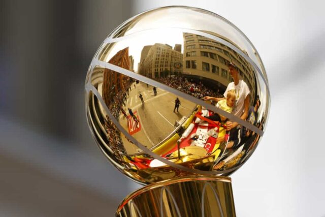 DENVER, CO - 15 DE JUNHO: Nikola Jokic # 15 é refletido no Troféu do Campeonato Larry O'Brien durante o desfile da vitória e rali do Denver Nuggets após vencer o Campeonato da NBA de 2023 em 15 de junho de 2023 em Denver, Colorado.  NOTA AO USUÁRIO: O Usuário reconhece e concorda expressamente que, ao baixar e/ou usar esta fotografia, o Usuário está concordando com os termos e condições do Contrato de Licença da Getty Images.