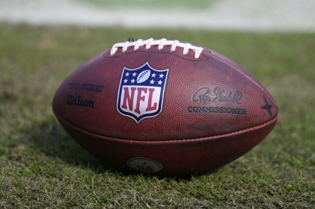 Uma visão detalhada do logotipo da NFL em uma bola de futebol antes do jogo entre o Minnesota Vikings e o Chicago Bears no Soldier Field em 15 de outubro de 2023 em Chicago, Illinois.