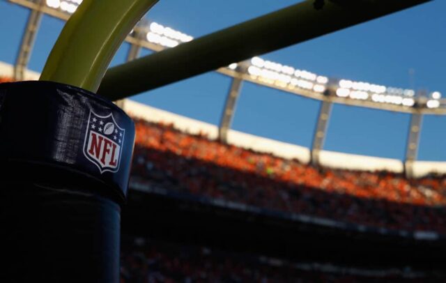 Uma visão geral do estádio enquanto o Indianapolis Colts enfrenta o Denver Broncos no Sports Authority Field em Mile High em 7 de setembro de 2014 em Denver, Colorado.  Os Broncos derrotaram os Colts por 31-24.