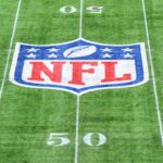 visão detalhada do logotipo da NFL em campo durante a partida da NFL entre Carolina Panthers e Tampa Bay Buccaneers no Tottenham Hotspur Stadium em 13 de outubro de 2019 em Londres, Inglaterra.