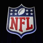 O logotipo do escudo da NFL é visto após uma coletiva de imprensa realizada pelo comissário da NFL Roger Goodell no Centro de Convenções George R. Brown em 1º de fevereiro de 2017 em Houston, Texas.
