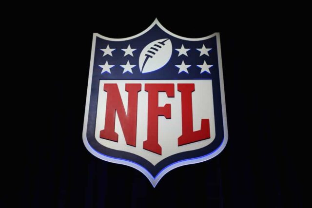 O logotipo do escudo da NFL é visto após uma coletiva de imprensa realizada pelo comissário da NFL Roger Goodell no Centro de Convenções George R. Brown em 1º de fevereiro de 2017 em Houston, Texas.