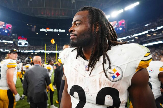 Najee Harris, nº 22 do Pittsburgh Steelers, entra em campo após uma vitória sobre o Las Vegas Raiders no Allegiant Stadium em 24 de setembro de 2023 em Las Vegas, Nevada.