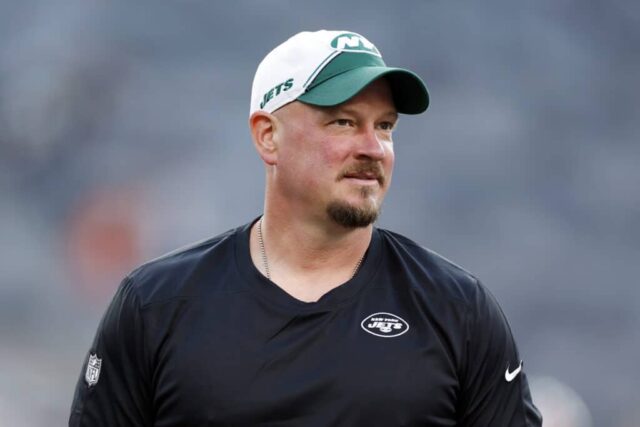 O coordenador ofensivo Nathaniel Hackett, do New York Jets, observa durante o aquecimento durante a primeira metade de um jogo de pré-temporada contra o Tampa Bay Buccaneers no MetLife Stadium em 19 de agosto de 2023 em East Rutherford, Nova Jersey.