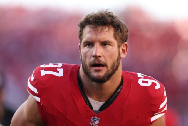 Nick Bosa #97 do San Francisco 49ers é visto em campo durante o aquecimento antes de um jogo contra o Dallas Cowboys no Levi's Stadium em 8 de outubro de 2023 em Santa Clara, Califórnia.