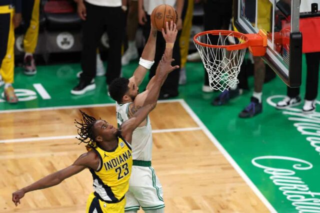 BOSTON, MASSACHUSETTS - 21 DE MAIO: Jayson Tatum nº 0 do Boston Celtics vai para a cesta contra Aaron Nesmith nº 23 do Indiana Pacers durante o quarto período do primeiro jogo das finais da Conferência Leste no TD Garden em 21 de maio de 2024 em Boston , Massachusetts.  NOTA AO USUÁRIO: O Usuário reconhece e concorda expressamente que, ao baixar e/ou usar esta fotografia, o Usuário está concordando com os termos e condições do Contrato de Licença da Getty Images. 