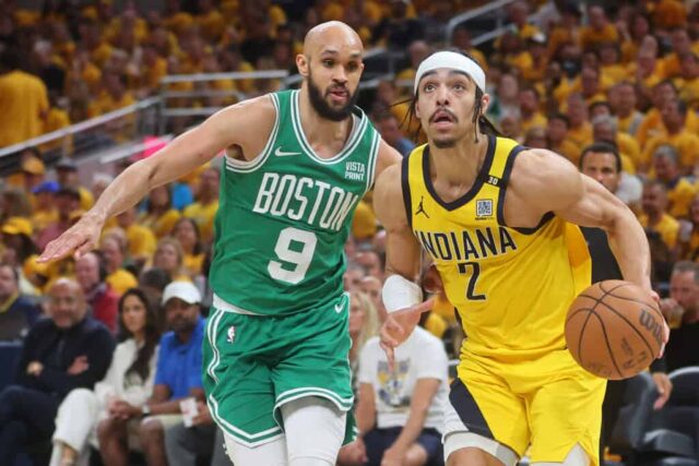 INDIANÁPOLIS, INDIAN - 25 DE MAIO: Andrew Nembhard nº 2 do Indiana Pacers vai até a cesta contra Derrick White nº 9 do Boston Celtics durante o terceiro quarto do terceiro jogo das finais da Conferência Leste em Gainbridge Fieldhouse em 25 de maio de 2024 em Indianápolis , Indiana.  NOTA AO USUÁRIO: O Usuário reconhece e concorda expressamente que, ao baixar e/ou usar esta fotografia, o Usuário está concordando com os termos e condições do Contrato de Licença da Getty Images.