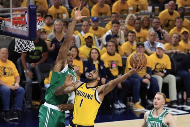 INDIANÁPOLIS, INDIAN - 25 DE MAIO: Obi Toppin nº 1 do Indiana Pacers arremessa a bola contra Al Horford nº 42 do Boston Celtics durante o quarto período do terceiro jogo das finais da Conferência Leste em Gainbridge Fieldhouse em 25 de maio de 2024 em Indianápolis, Indiana.  NOTA AO USUÁRIO: O Usuário reconhece e concorda expressamente que, ao baixar e/ou usar esta fotografia, o Usuário está concordando com os termos e condições do Contrato de Licença da Getty Images.