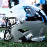 CHARLOTTE, CAROLINA DO NORTE - 05 DE NOVEMBRO: Uma visão detalhada de um capacete do Carolina Panthers antes do jogo entre o Indianapolis Colts e o Carolina Panthers no Bank of America Stadium em 05 de novembro de 2023 em Charlotte, Carolina do Norte
