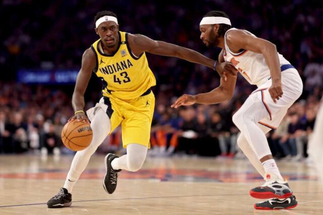 NOVA IORQUE, NOVA IORQUE - 19 DE MAIO: Pascal Siakam nº 43 do Indiana Pacers dribla a bola enquanto é defendido por Precious Achiuwa nº 5 do New York Knicks no primeiro quarto do jogo sete dos playoffs da segunda rodada da Conferência Leste no Madison Square Garden em 19 de maio de 2024 na cidade de Nova York.  NOTA AO USUÁRIO: O Usuário reconhece e concorda expressamente que, ao baixar e/ou usar esta fotografia, o Usuário está concordando com os termos e condições do Contrato de Licença da Getty Images.