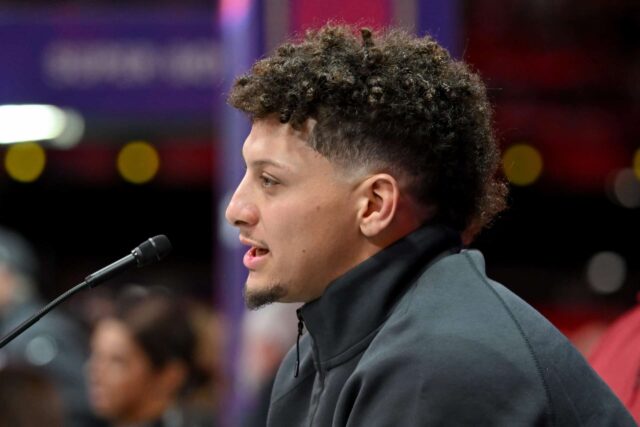 LAS VEGAS, NEVADA - 05 DE FEVEREIRO: Patrick Mahomes do Kansas City Chiefs fala à mídia durante a noite de abertura do Super Bowl LVIII no Allegiant Stadium em 05 de fevereiro de 2024 em Las Vegas, Nevada.