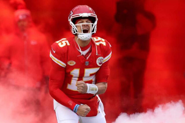 KANSAS CITY, MISSOURI - 31 DE DEZEMBRO: Patrick Mahomes nº 15 do Kansas City Chiefs entra em campo antes do jogo contra o Cincinnati Bengals no GEHA Field no Arrowhead Stadium em 31 de dezembro de 2023 em Kansas City, Missouri.