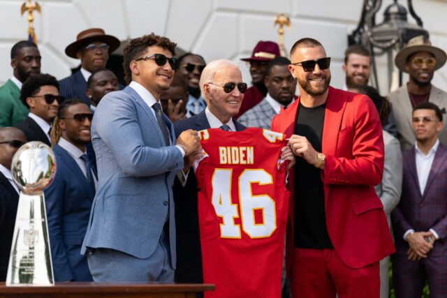 Patrick Mahomes e Travis Kelce visitam a Casa Branca