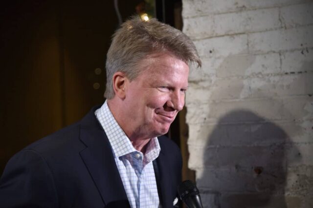 NOVA IORQUE, NY - 14 DE DEZEMBRO: O ex-jogador de futebol Phil Simms é entrevistado durante a celebração dos 51 dias para o Super Bowl LI da On Location Experiences no STK Rooftop em 14 de dezembro de 2016 na cidade de Nova York.