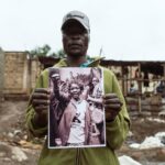 Um homem queniano que perdeu a sua casa nas inundações