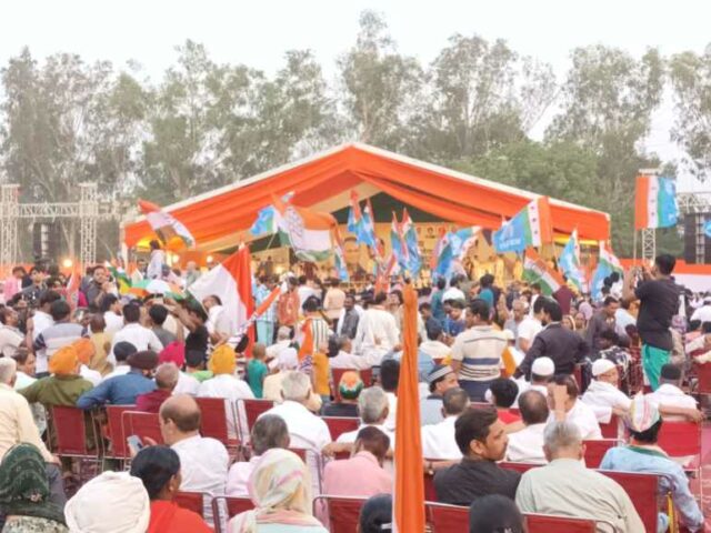 Apoiadores do líder do Congresso, Rahul Gandhi, esperam que ele chegue para um comício de campanha em Nova Delhi, Índia (Abhishek Dey/Al Jazeera)