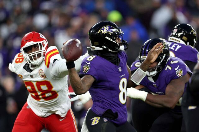 BALTIMORE, MARYLAND - 28 DE JANEIRO: O quarterback Lamar Jackson nº 8 do Baltimore Ravens recua para passar enquanto é pressionado pelo tackle defensivo Tershawn Wharton nº 98 do Kansas City Chiefs no jogo do campeonato AFC no M&T Bank Stadium em 28 de janeiro de 2024 em Baltimore, Maryland.