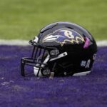 Uma visão detalhada do capacete do Baltimore Ravens antes do jogo entre o Houston Texans e o Baltimore Ravens no M&T Bank Stadium em 17 de novembro de 2019 em Baltimore, Maryland.
