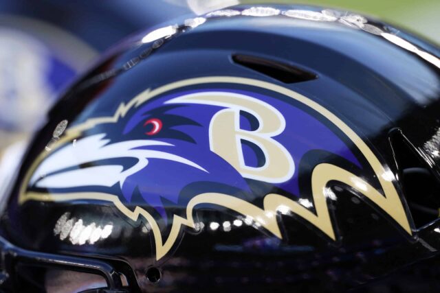 Uma visão detalhada do capacete do Baltimore Ravens durante a partida dos Jogos da NFL de Londres de 2023 entre Baltimore Ravens e Tennessee Titans no Tottenham Hotspur Stadium em 15 de outubro de 2023 em Londres, Inglaterra.