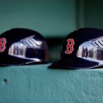 Capacetes de batedores são vistos no banco de reservas do Boston Red Sox antes do segundo jogo da American League Division Series entre o Tampa Bay Rays e o Boston Red Sox no Fenway Park em 5 de outubro de 2013 em Boston, Massachusetts.