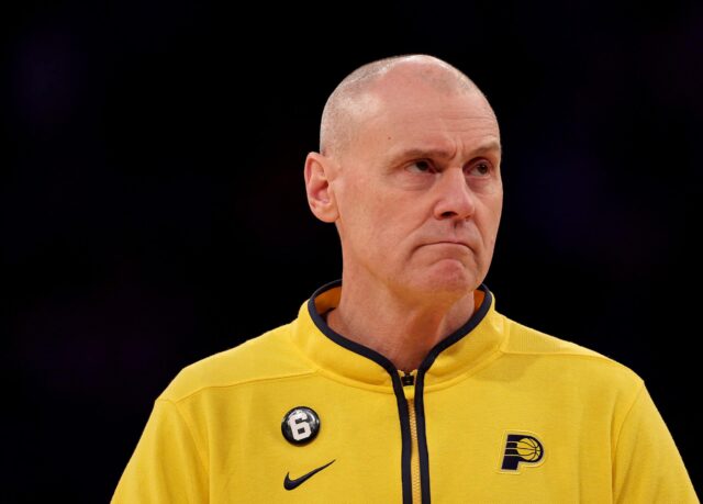 O técnico Rick Carlisle, do Indiana Pacers, assiste ao primeiro quarto contra o New York Knicks, no Madison Square Garden, em 11 de janeiro de 2023, na cidade de Nova York.  NOTA AO USUÁRIO: O Usuário reconhece e concorda expressamente que, ao baixar e/ou usar esta fotografia, o Usuário está concordando com os termos e condições do Contrato de Licença da Getty Images.