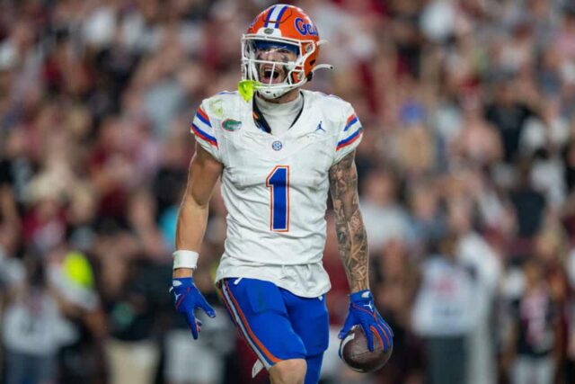 COLUMBIA, CAROLINA DO SUL - 14 DE OUTUBRO: Ricky Pearsall nº 1 do Florida Gators reage após marcar um touchdown no segundo tempo do jogo contra o South Carolina Gamecocks no Williams-Brice Stadium em 14 de outubro de 2023 em Columbia, Carolina do Sul.