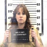 Hannah Gutierrez-Reed posa para foto após ser condenada por homicídio culposo no julgamento de 'Rust'