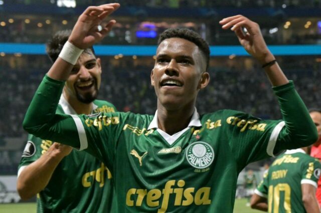 O atacante Estevão Willian, do Palmeiras, comemora após marcar um gol na Copa Libertadores