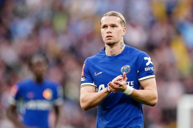 Mykhailo Mudryk, do Chelsea, aplaude os torcedores após a partida das semifinais da Emirates FA Cup, no Estádio de Wembley