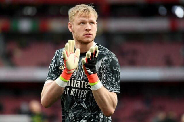 Aaron Ramsdale, do Arsenal, aplaude os torcedores durante o aquecimento antes da partida da Premier League entre Arsenal e Chelsea