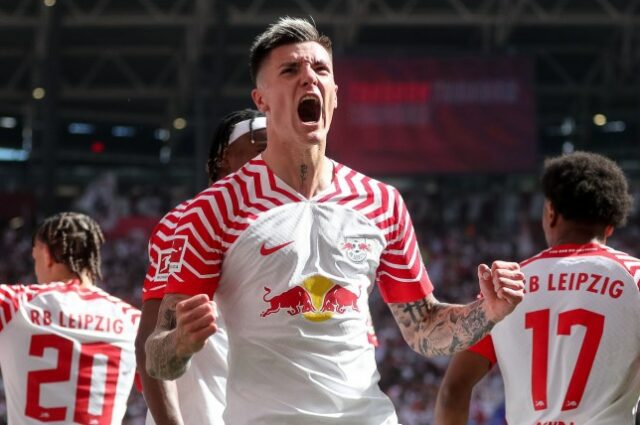 Benjamin Sesko, do RB Leipzig, comemora após marcar o gol de 2 a 1 durante a partida de futebol da Bundesliga alemã entre RB Leipzig e Borussia Dortmund