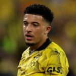Jadon Sancho, do Dortmund, observa o jogo de ida das semifinais da Liga dos Campeões da UEFA entre Borussia Dortmund e Paris Saint-Germain