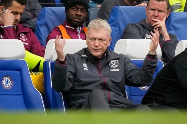 O técnico do West Ham, David Moyes, reage durante a partida da Premier League entre Chelsea e West Ham United em Stamford Bridge