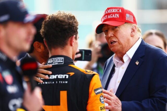 Donald Trump conversa com o vencedor da corrida Lando Norris da Grã-Bretanha e McLaren no parque fechado durante o Grande Prêmio de F1 de Miami no Autódromo Internacional de Miami